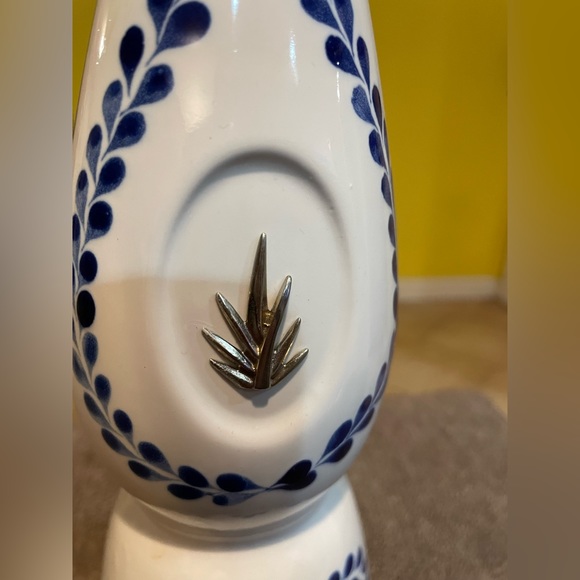 Ceramic Clase Azul Tequila Reposado bottle - Picture 8 of 8